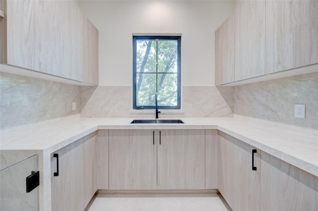 1916 Addison Road, Houston, TX 77030
