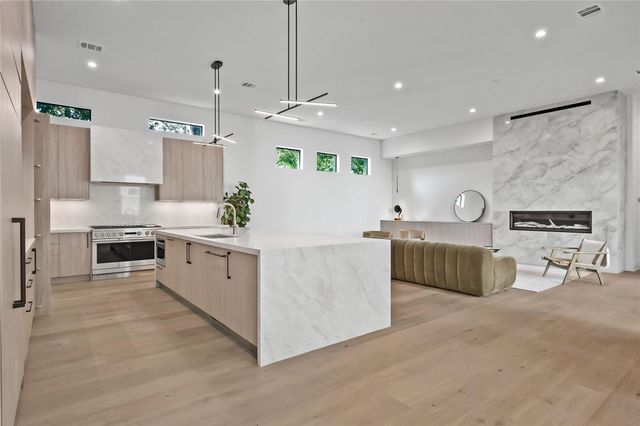 1916 Addison Road, Houston, TX 77030