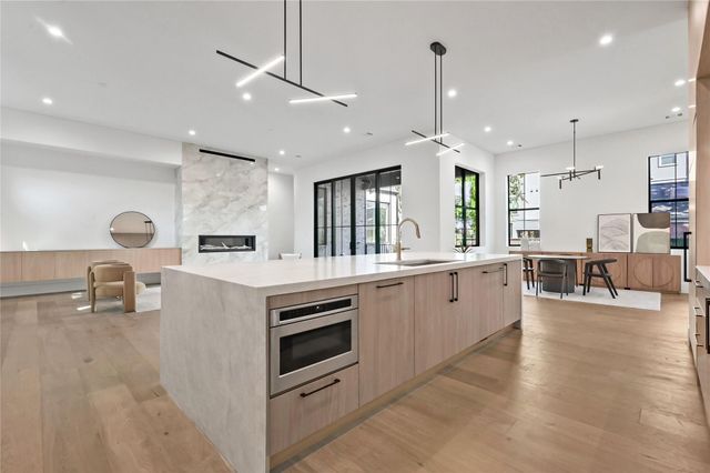1916 Addison Road, Houston, TX 77030