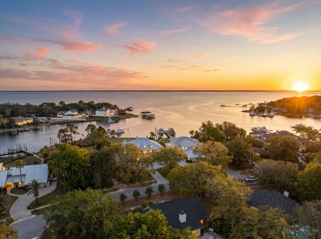 7 Tomahawk Court, Destin, FL 32541