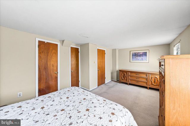 15 COLONIAL CIR, Aston, PA 19014