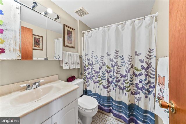 15 COLONIAL CIR, Aston, PA 19014