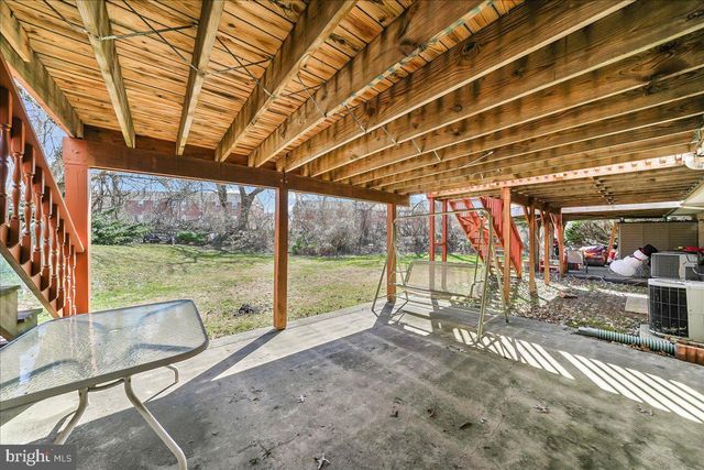 15 COLONIAL CIR, Aston, PA 19014