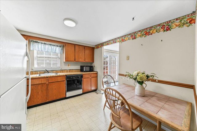 15 COLONIAL CIR, Aston, PA 19014