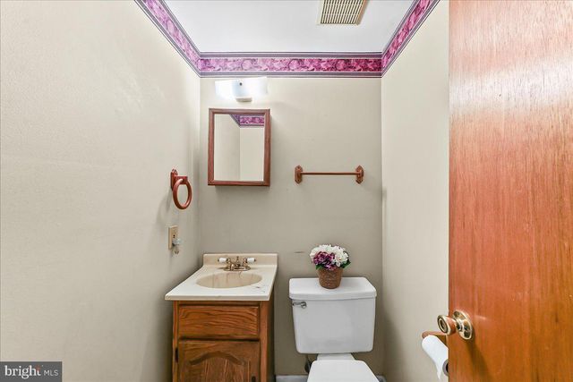 15 COLONIAL CIR, Aston, PA 19014