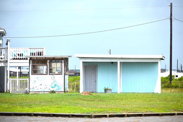 11 Chimaera Road, Sargent, TX 77414