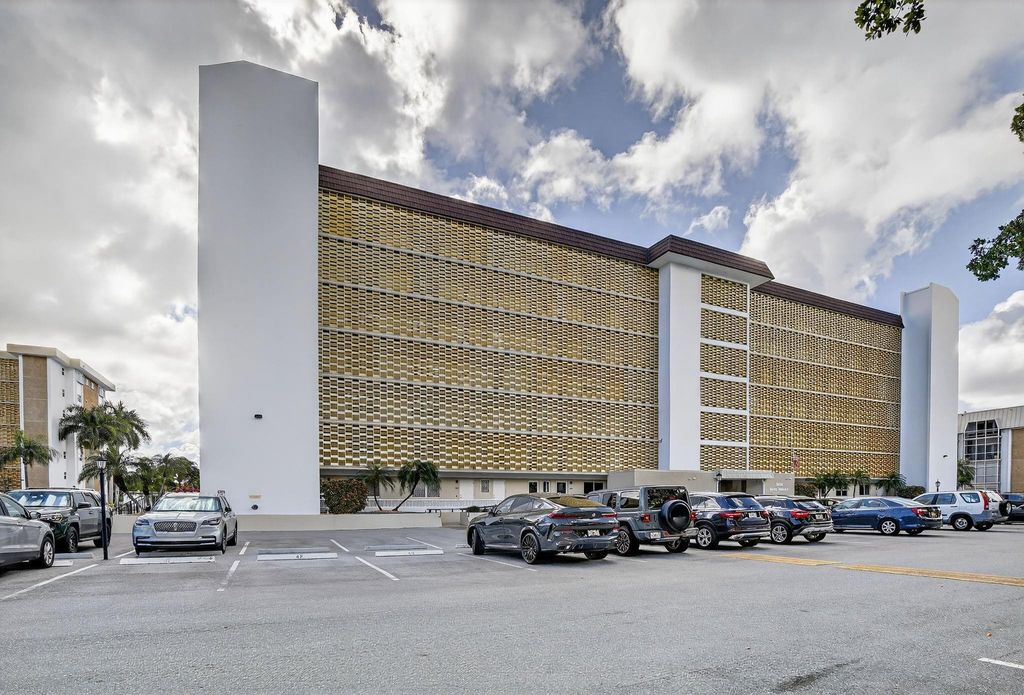 3050 NE 16th Avenue 207, Oakland Park, FL 33334