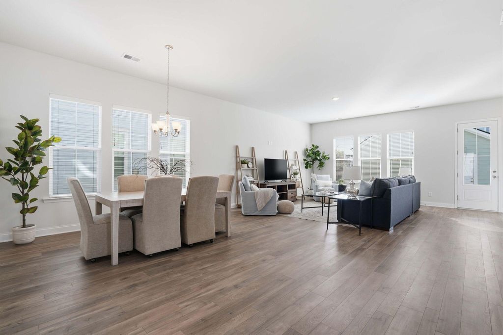 Image 10 of property listing at 511 N Commodore Way, Summerville, SC 29483