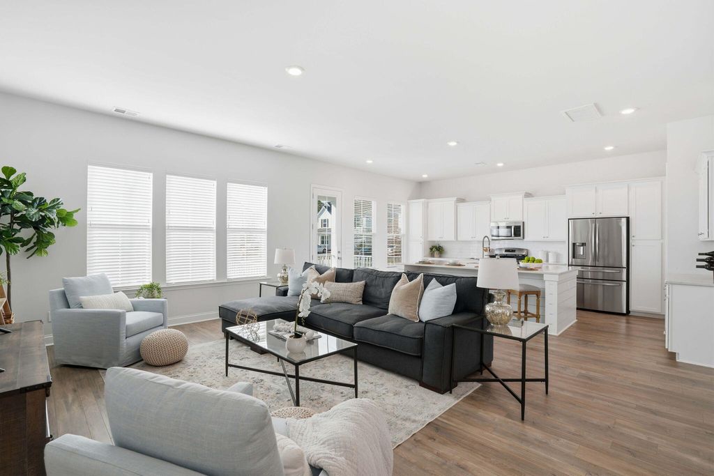 Image 13 of property listing at 511 N Commodore Way, Summerville, SC 29483