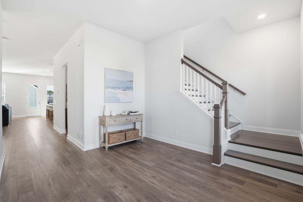 Image 5 of property listing at 511 N Commodore Way, Summerville, SC 29483