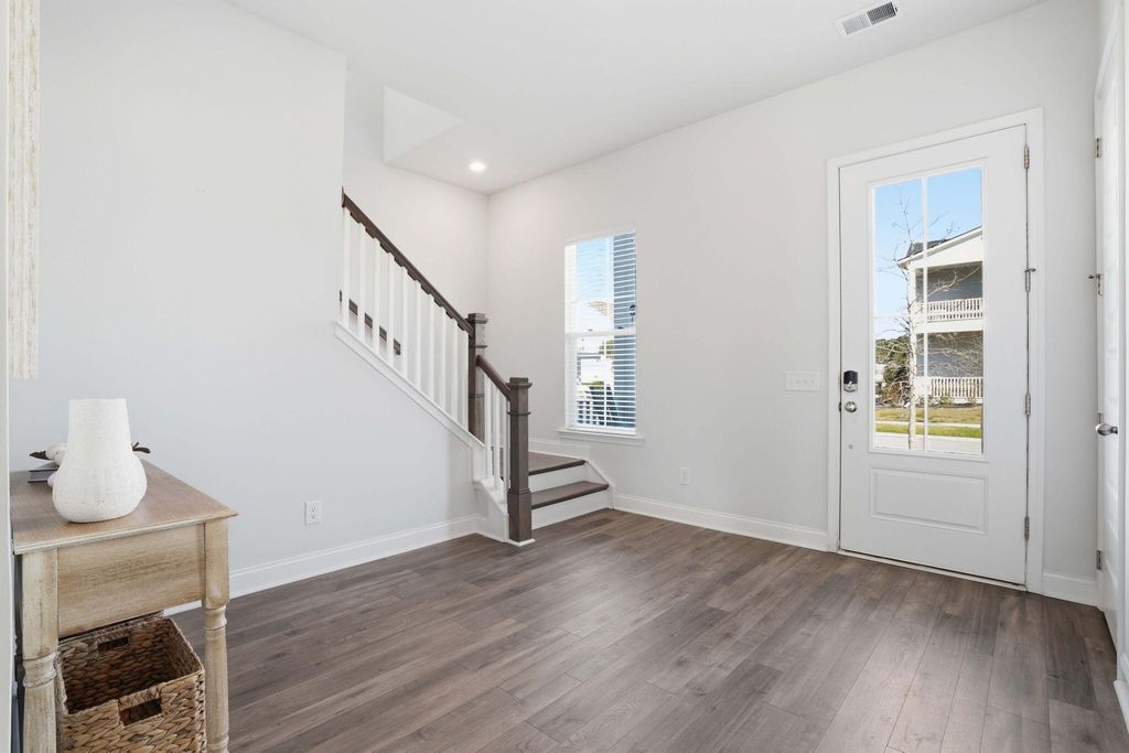 Image 8 of property listing at 511 N Commodore Way, Summerville, SC 29483