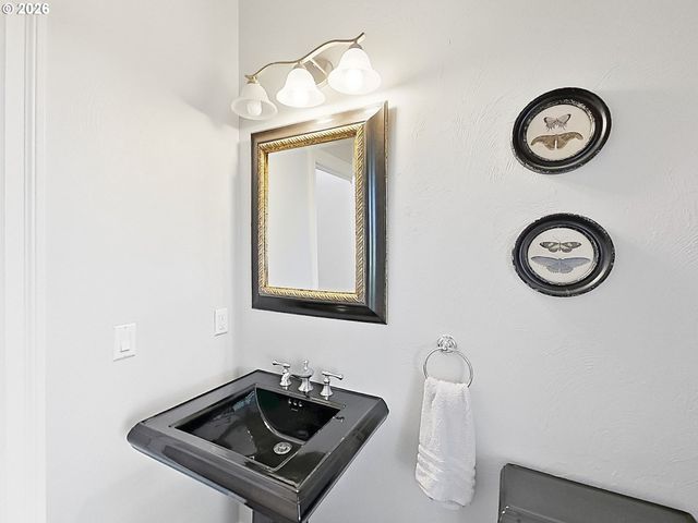 3910 MIRROR POND Way, Eugene, OR 97408