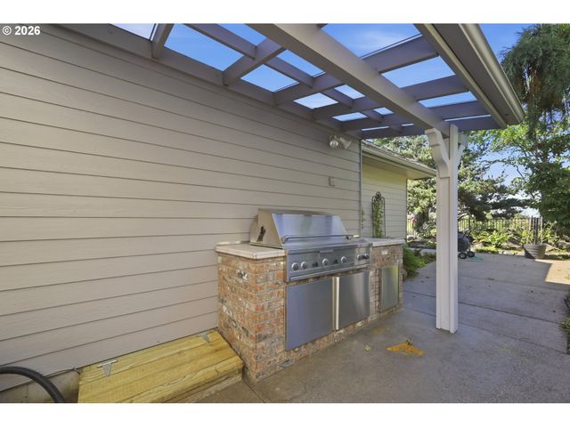 3910 MIRROR POND Way, Eugene, OR 97408