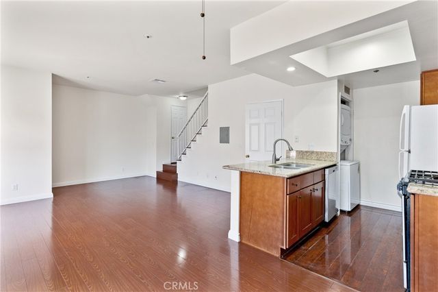 147 W Acacia 122, Glendale, CA 91204