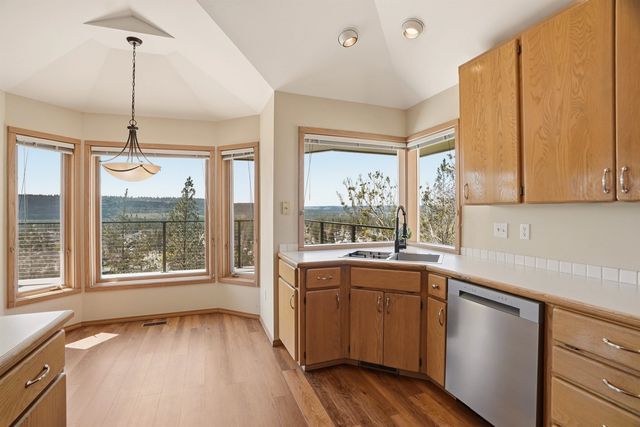 6407 N Park View Ln, Spokane, WA 99205