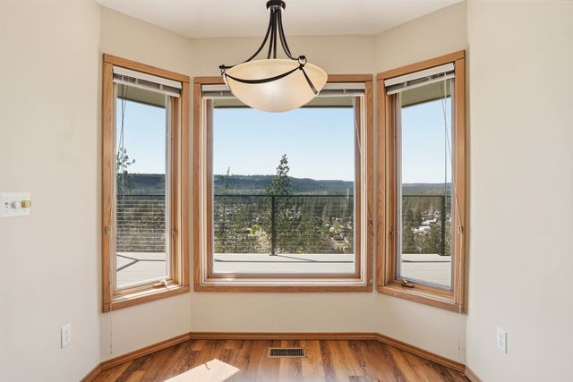 6407 N Park View Ln, Spokane, WA 99205