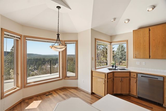 6407 N Park View Ln, Spokane, WA 99205