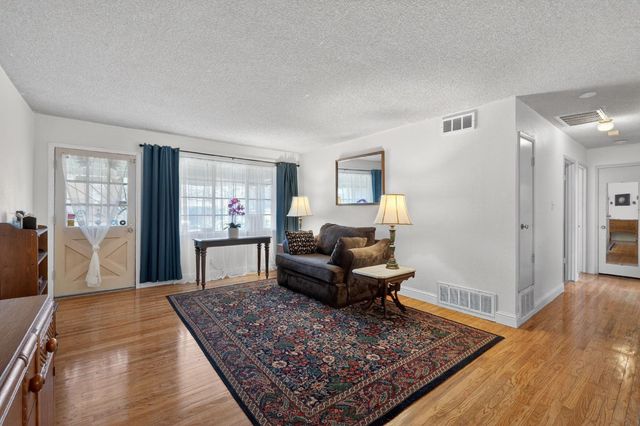 6600 Whitsett Dr, North Highlands, CA 95660