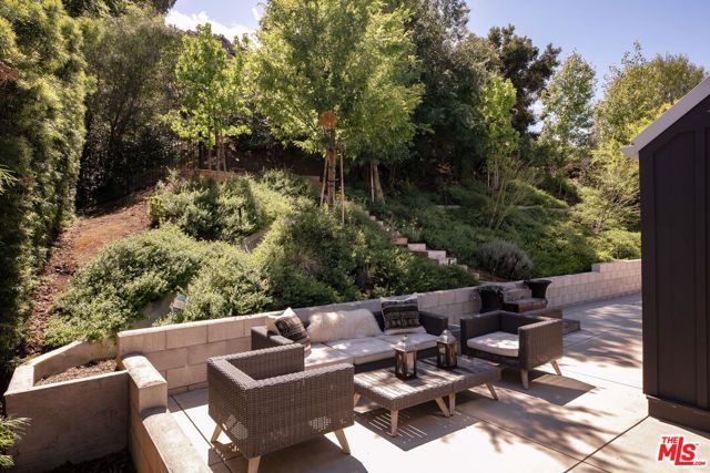 28960 Crags Drive, Agoura Hills, CA 91301