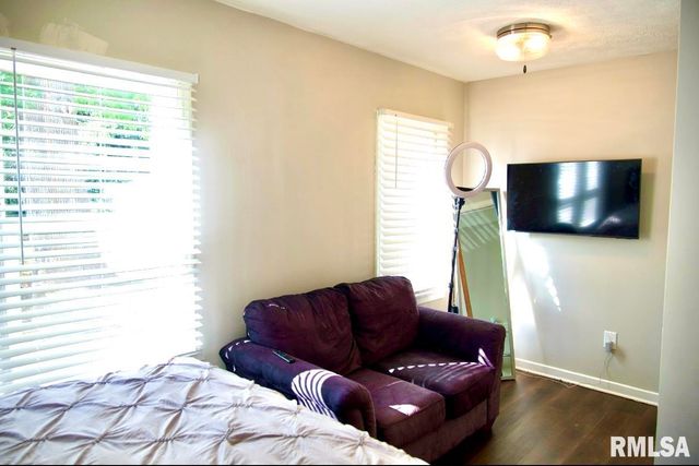 2413 COLLEGE Street, Springfield, IL 62704