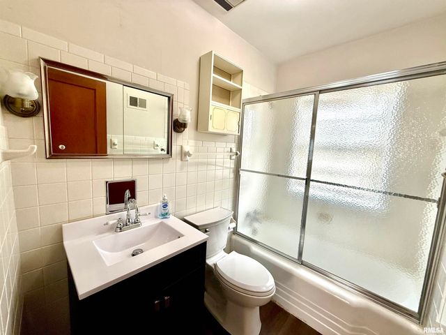 2413 COLLEGE Street, Springfield, IL 62704