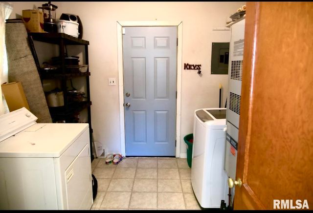 2413 COLLEGE Street, Springfield, IL 62704