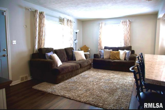 2413 COLLEGE Street, Springfield, IL 62704