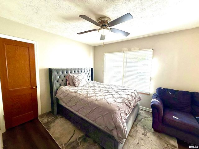 2413 COLLEGE Street, Springfield, IL 62704