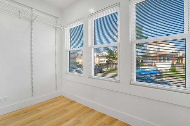 2724 N Mobile Avenue, Chicago, IL 60639