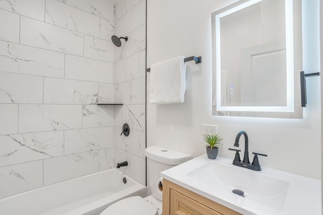 2724 N Mobile Avenue, Chicago, IL 60639