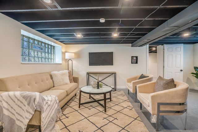 2724 N Mobile Avenue, Chicago, IL 60639