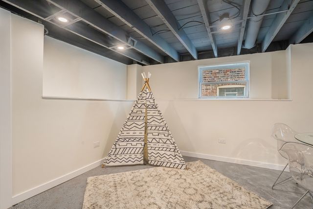 2724 N Mobile Avenue, Chicago, IL 60639