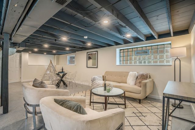 2724 N Mobile Avenue, Chicago, IL 60639