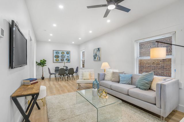 2724 N Mobile Avenue, Chicago, IL 60639