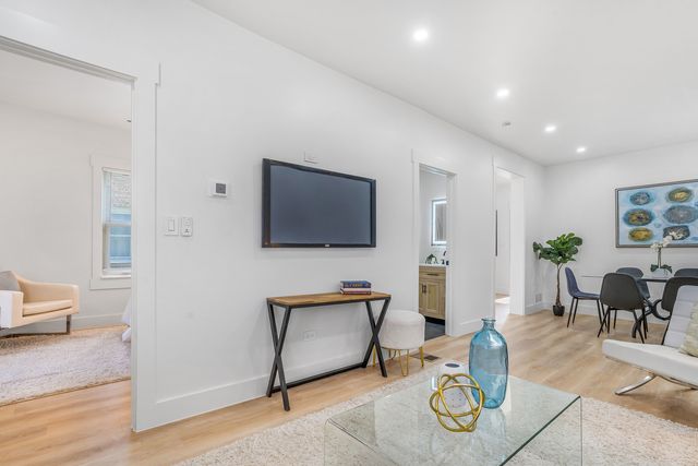 2724 N Mobile Avenue, Chicago, IL 60639