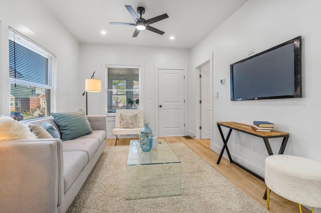 2724 N Mobile Avenue, Chicago, IL 60639