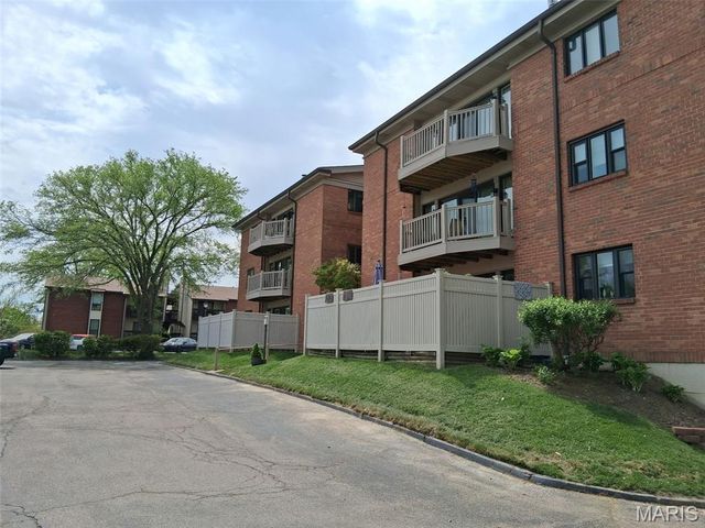 1025 Lacouer Drive, Kirkwood, MO 63122