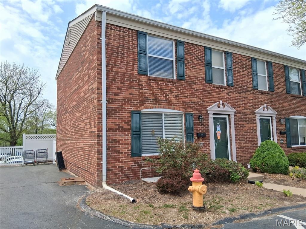 1025 Lacouer Drive, Kirkwood, MO 63122