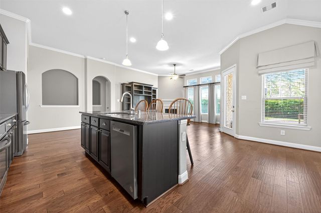 14 S Sawbridge Circle, The Woodlands, TX 77389