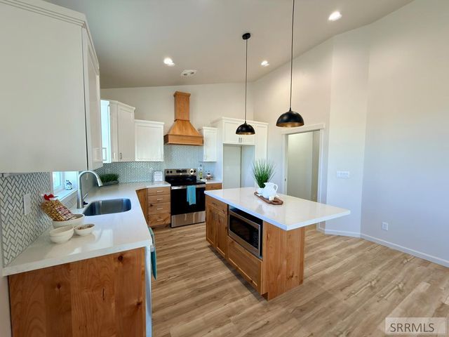 1073 Alpine Ave, Chubbuck, ID 83202