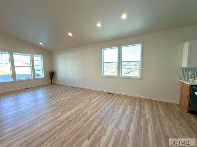 1073 Alpine Ave, Chubbuck, ID 83202