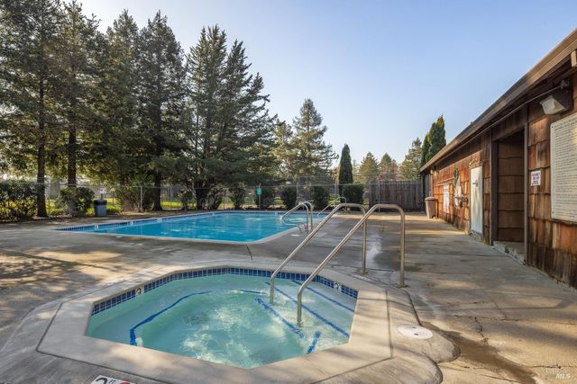 1430 Parkway Dr, Rohnert Park, CA 94928