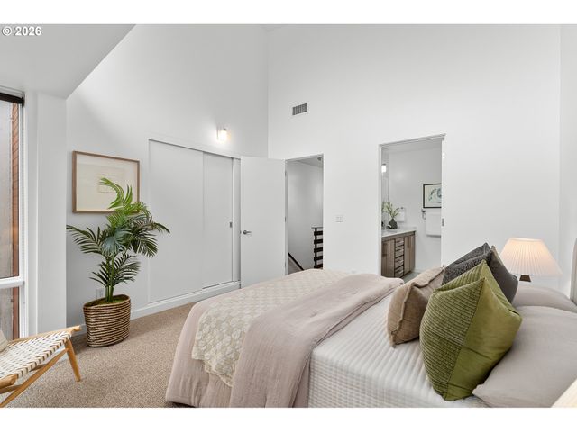 245 Sw MEADE St, Portland, OR 97201