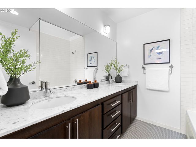 245 Sw MEADE St, Portland, OR 97201