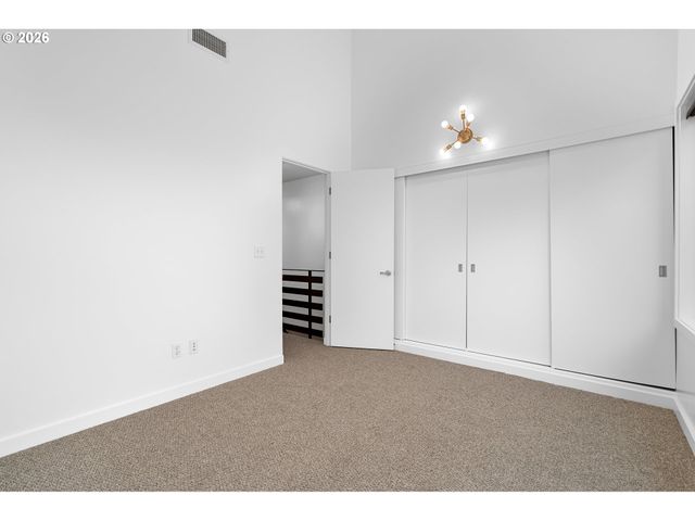 245 Sw MEADE St, Portland, OR 97201