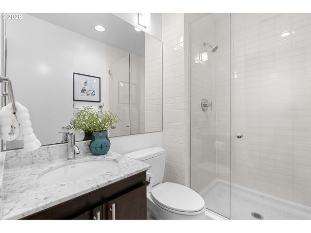 245 Sw MEADE St, Portland, OR 97201