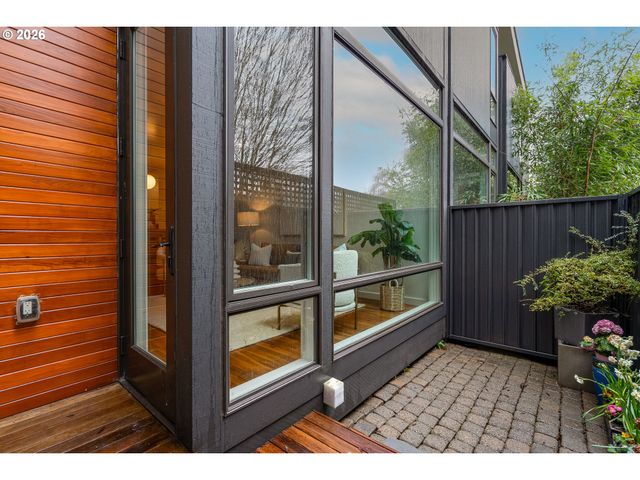 245 Sw MEADE St, Portland, OR 97201