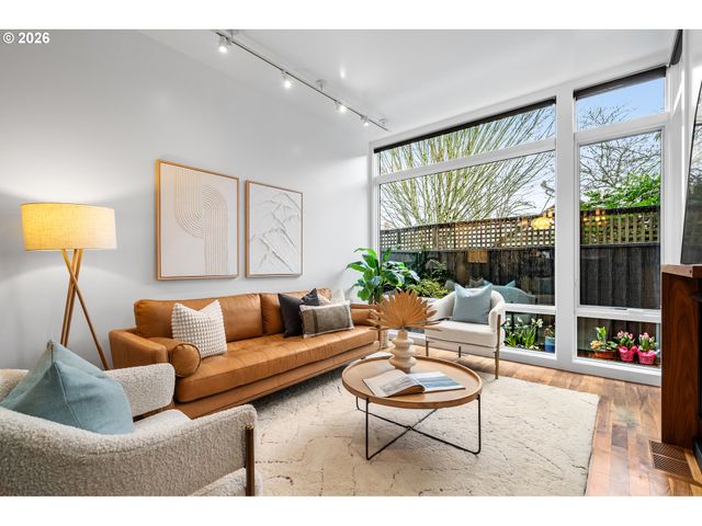 245 Sw MEADE St, Portland, OR 97201