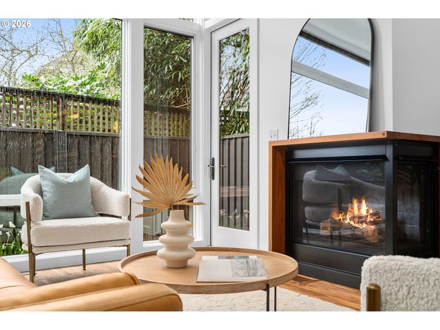 245 Sw MEADE St, Portland, OR 97201