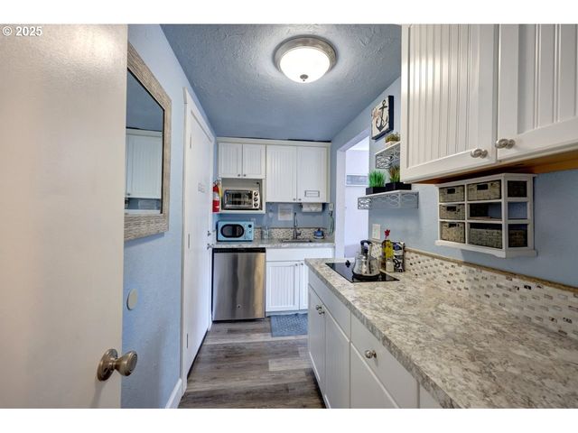 1022 N PROM Tradewinds 208, Seaside, OR 97138